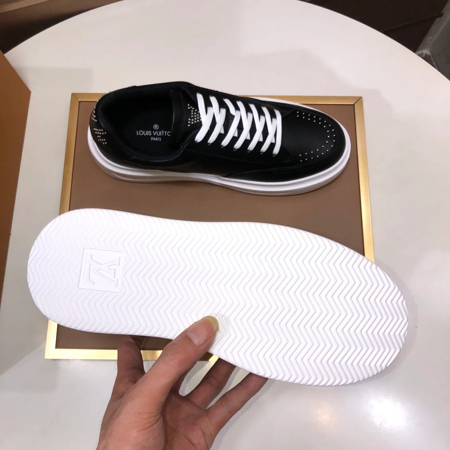 Factory batch 640💰original development, quality shipment, welcome to compare - LV sneaker series sports shoes introduce the loose silhouette of the ready-to-wear series into the spring and summer men's wear shows and make an eye-catching appearance. The cow leather upper is combined with rough fabric laces, and colorful beading highlights the brand's classic elements. LV letters mark the tongue and Monogram floral outsole. Mixed materials Made of top-grain cowhide, thick shoelace design, large Monogram print on the side, mesh lining and cotton feet, the comfort is as extreme as ever, premium heritage, quality first, worth owning! Size: Men’s 38-45 (45 is custom-made and cannot be returned or exchanged)
